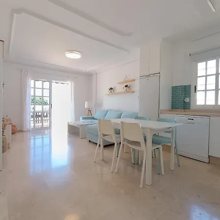 Апартаменти Charming & Sunny With Ocean View